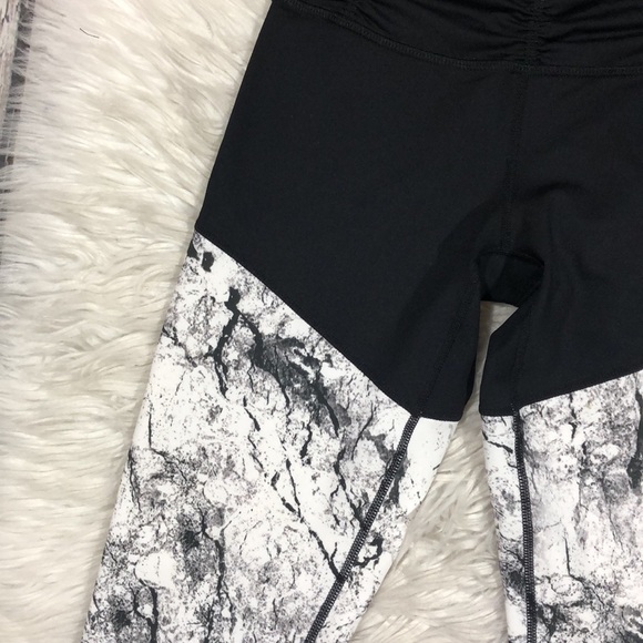 Body Language Revolve Scrunch Marble Crop Leggings - Picture 9 of 12